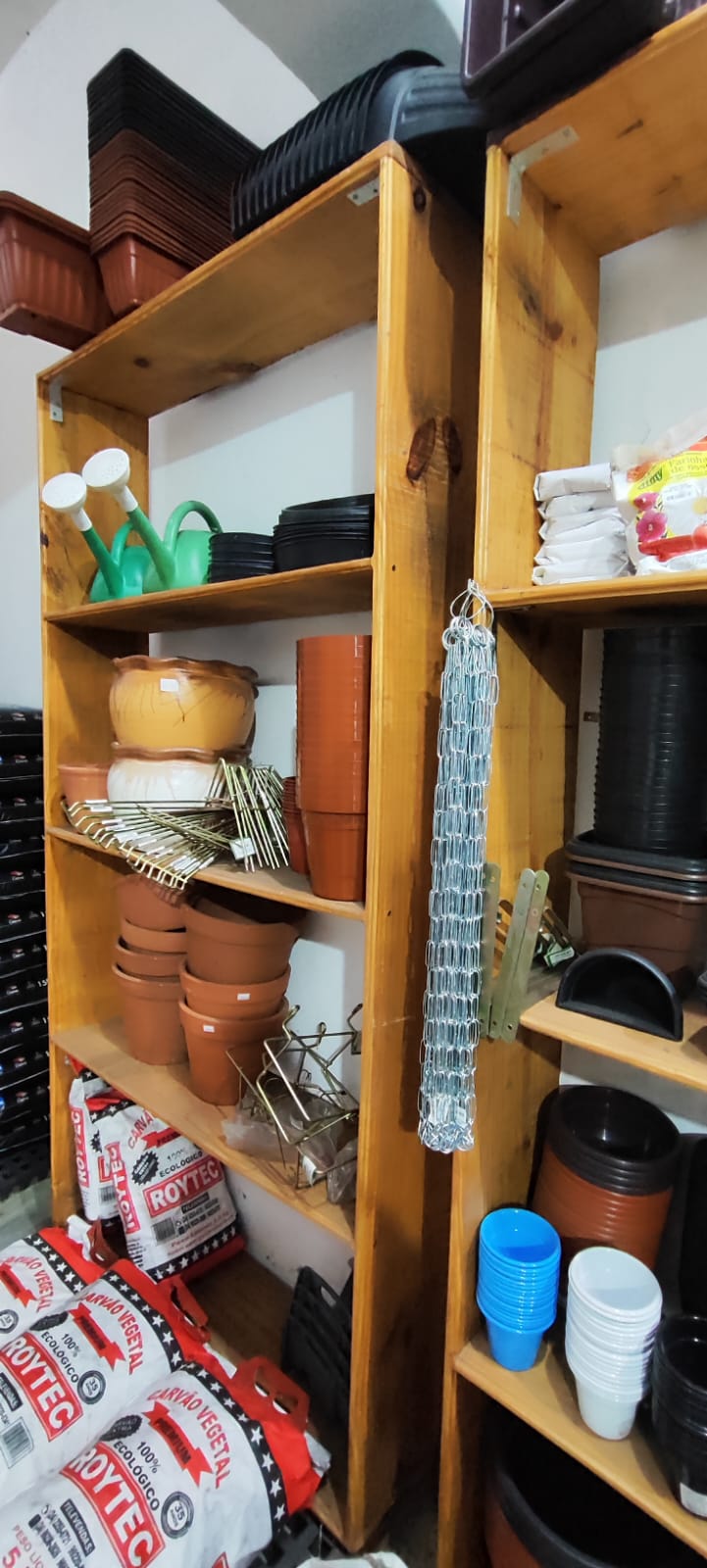 Vasos e produtos de jardinagem